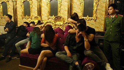 Phó giám đốc ngân hàng và cô giáo tiểu học cùng sử dụng ma túy