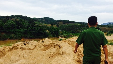 (Phóng sự ảnh): Chiêm ngưỡng mỏ cát lậu đồ sộ tại Kon Tum