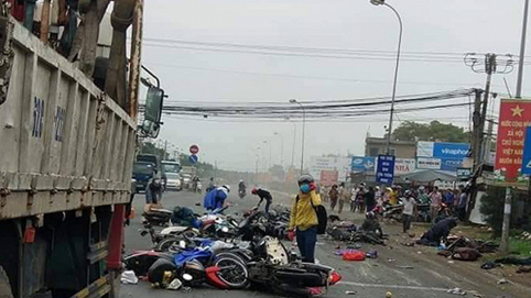 Long An: Container tông hàng chục xe máy dừng đèn đỏ, nhiều người chết và bị thương nằm la liệt trên đường
