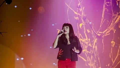 Phương Thanh nghẹn ngào hát 