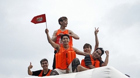 Quang Đăng chơi đùa thả ga bên các cầu thủ nhí