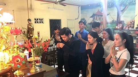 Quang Lê và học trò xúc động khi tới viếng mộ các nghệ sĩ lão thành