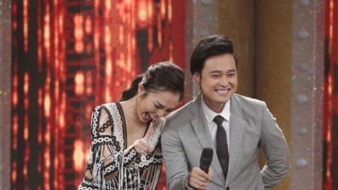 Quang Vinh che mặt xấu hổ khi nhìn lại hình ảnh thời 