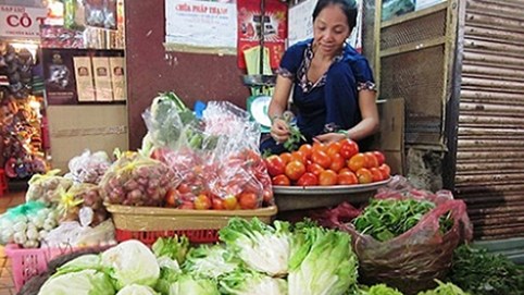 Rau xanh, tôm cá tăng giá mạnh vì bão