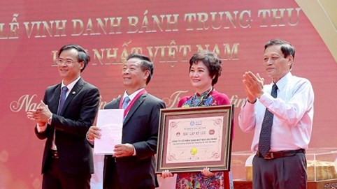 Rộn ràng lễ rước cặp bánh Trung thu lớn nhất Việt Nam tại Hà Nội