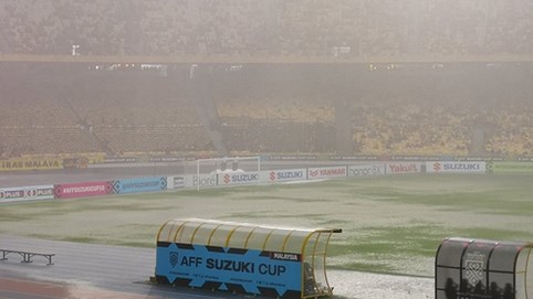 Sân Bukit Jalil ngập nước vì mưa to