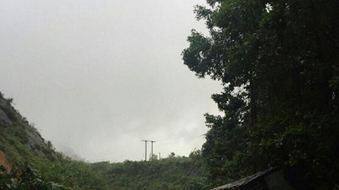 Sạt lở đường mòn, Kon Tum và Quảng Nam bị chia cắt