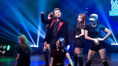 Sơn Tùng M-TP khuấy đảo sân khấu Fan meeting tại Hàn Quốc