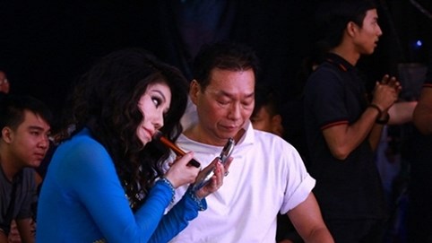 Sơn Tuyền được ông xã chăm sóc trong hậu trường