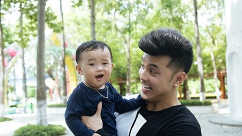 “Tan chảy” trước khoảnh khắc đáng yêu của bố con Ưng Hoàng Phúc