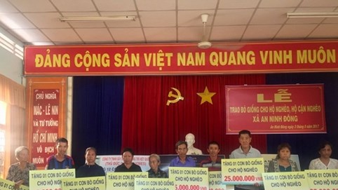 Tập đoàn Novaland trao tặng 20 con bò giống cho hộ khó khăn tại Long An