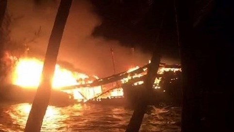 Tàu cá của ngư dân Quảng Nam cháy trong đêm