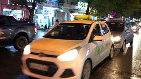 Taxi truyền thống, công nghệ 'tê liệt' ngày Hà Nội chuyển mưa rét