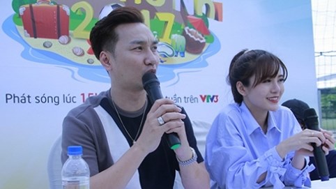 Thành Trung - Tú Linh phối hợp ăn ý trong vai trò bình luận viên