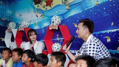 Thành Trung, Tú Linh truyền nghề bình luận viên bóng đá cho các cầu thủ nhí