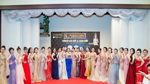 Thí sinh Hoa hậu Doanh nhân Hoàn vũ 2017 tự tin thể hiện mình trong đêm thi Bán kết