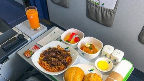 Thu hàng tỷ đồng mỗi ngày từ việc bán suất ăn trên máy bay