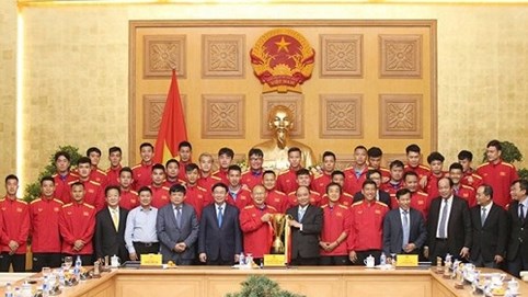 Thủ tướng trao nhiều phần thưởng cao quý cho ĐT Việt Nam