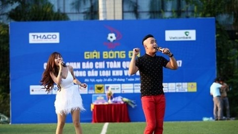 Thương Thương - Việt Sơn hâm nóng buổi bế mạc giải bóng đá Press Cup 2017