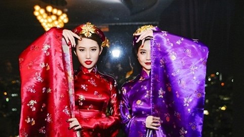 Thúy Ngân - Kiều Ngân tạo ấn tượng đẹp với bạn bè quốc tế trong trang phục áo dài truyền thống