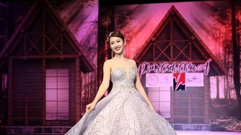 Thúy Ngân khoe thần thái “chín muồi” trên sàn catwalk
