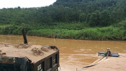 Tiếp vụ cát trên sông Pô Kô: Vì đâu “cát tặc” lộng hành?
