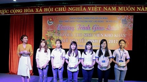 Tiêu Châu Như Quỳnh hỗ trợ sinh viên nghèo về quê ăn Tết