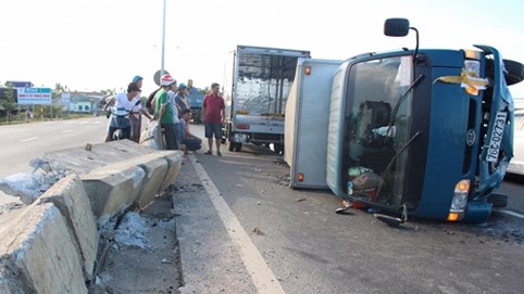 Quảng Nam: Xe tải tông dải phân cách, lật nghiêng vì nổ lốp.