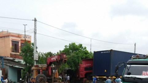 Quảng Nam: Xe container bị quay ngược đầu, lao vỉa hè vì phanh gấp