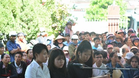 Quảng Nam: 3 cô gái trẻ lĩnh án vì đánh hội đồng, lột quần áo thiếu nữ