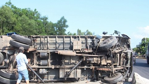 Quảng Nam: Hàng trăm vỏ chai rơi xuống đường sau vụ va chạm giữa 2 xe tải.