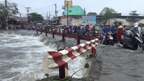 TP. HCM: Thanh niên cùng xe máy bị nước cuốn trôi lúc đi làm về
