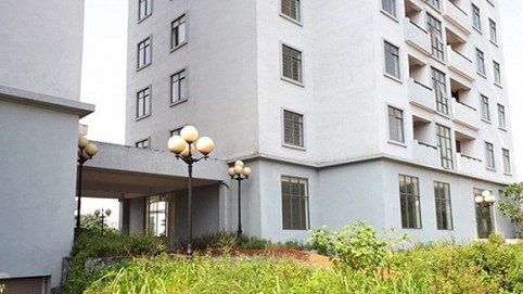 Trăm căn hộ tái định cư mới tinh biến thành “nhà ma” hoang phế giữa Hà Nội