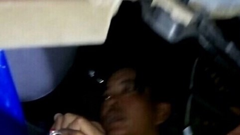 Trạm CSGT Ngọc Hồi giải cứu 2 tài xế mắc kẹt trong cabin xe tải