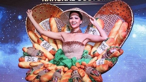 Trang phục dân tộc bánh mì của H'Hen Niê có xứng đại diện Việt Nam?
