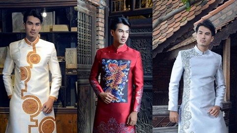 Trịnh Xuân Nhản liêu trai với áo dài hoa văn cung đình