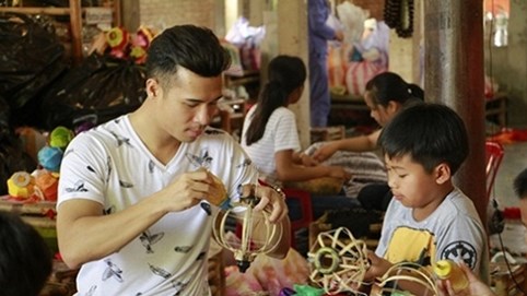 Trương Thế Vinh tự tay làm đèn lồng tặng các cầu thủ nhí
