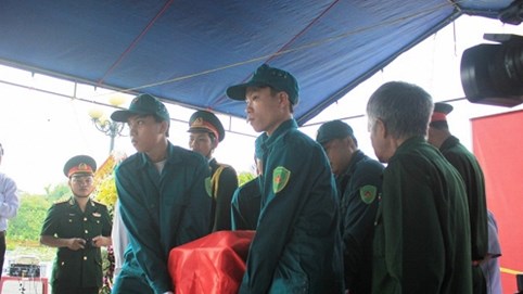 Quảng Nam: Truy điệu và an táng 7 hài cốt liệt sĩ được đưa về từ Ninh Bình