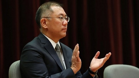 Từ vị thế một ngôi sao giờ đây người thừa kế 48 tuổi của Hyundai Motor đang phải gồng mình vực dậy công ty