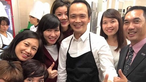 Tỷ phú mặc tạp dề