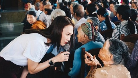 Ứng xử với người hâm mộ tạo nên 