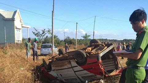 Gia Lai: Xe khách nghi chở gỗ lậu gặp tai nạn, 2 người chết tại chỗ