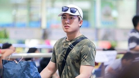 Về Việt Nam giữa đêm, Châu Khải Phong gây chú ý vì quá điển trai