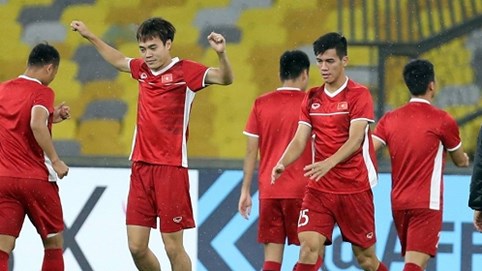 Việt Nam tập luyện dưới mưa tại sân Bukit Jalil
