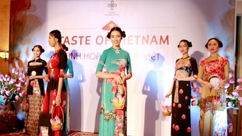 Vợ chồng Đại sứ Haiti mê mẩn tà áo dài Việt