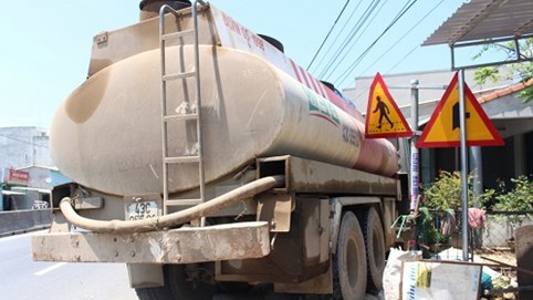 Quảng Nam: Tránh container, xe bồn lao vào nhà dân