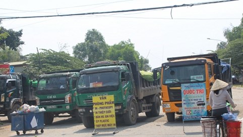 Quảng Nam: Gây ô nhiễm, xe tải chở đất bị dân chặn đường