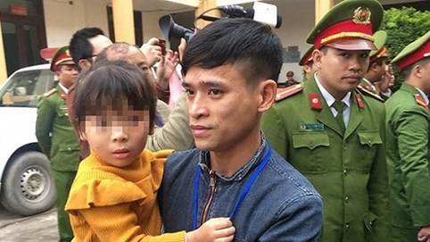 Xét xử vụ chạy thận: Bé gái được vào tòa vài phút để hát cho bố là bị cáo nghe