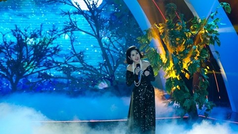 Ý Lan U60 vẫn quyến rũ, thướt tha hát nhạc Phạm Đình Chương
