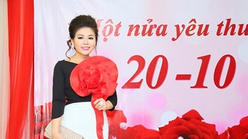 Yến Vân đội mưa ngồi “ghế nóng” Nữ hoàng Doanh nhân Việt Nam 2017